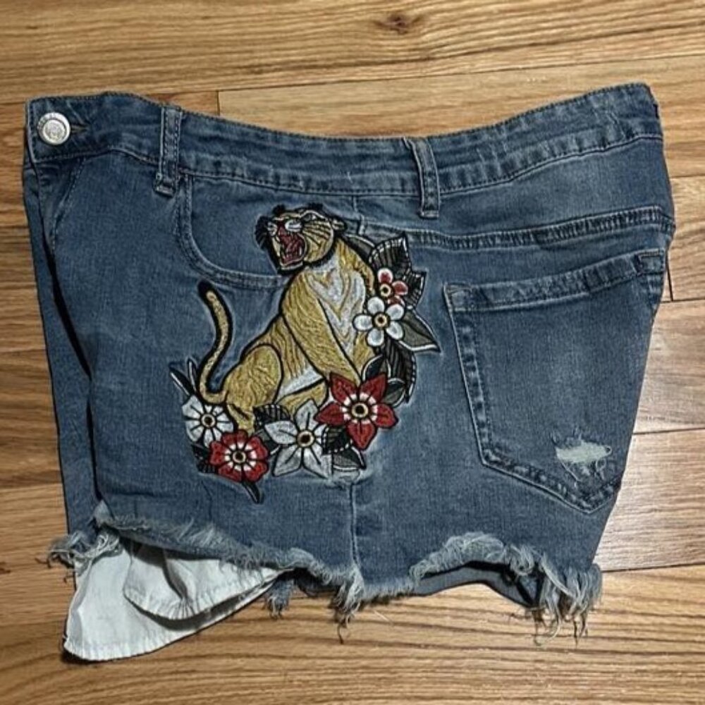 3 for $50💚 1st Kiss Embroidered Tiger Distressed Jeans Denim Shorts High Rise